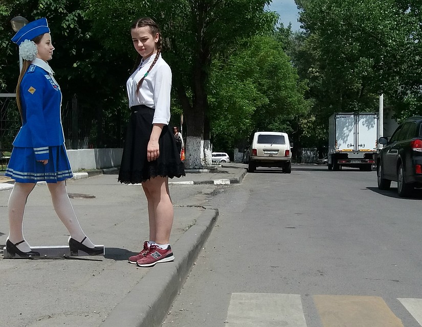 Женя Тютюнникова: "копия", пугающая водителей, и "оригинал", стремящийся, чтобы аварий становилось меньше. Фото: Александр СТЕПАНОВ