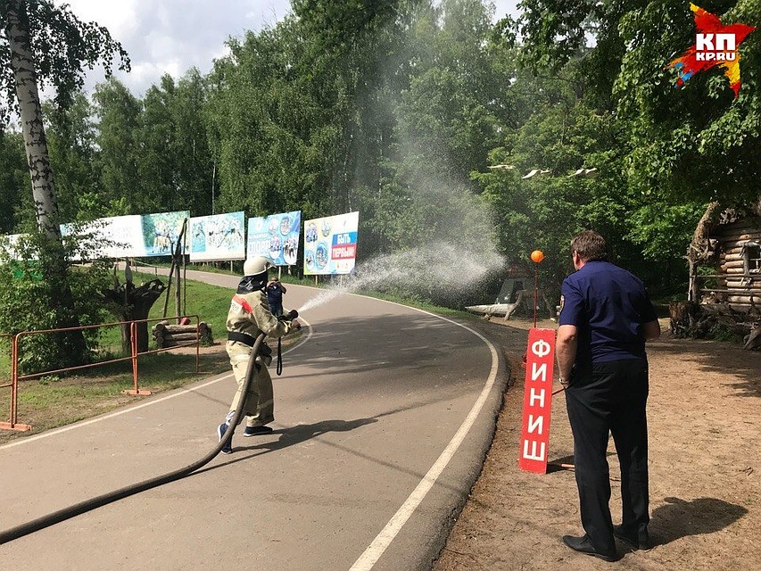Одним из самых зрелищных этапов соревнований оказалась пожарная эстафета Фото: Анна ПОПОЛИТОВА