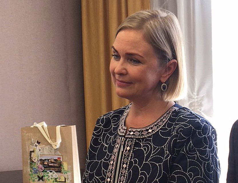 Младшая дочь Юлиана Семенова Ольга дает отмашку на открытие выставки "Далекая родина". Фото: Галина САПОЖНИКОВА