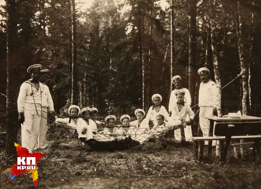 Наследник Алексей Николаевич с матросами и юнгами яхты "Штандарт". 1910-е. Фото: проект "Трагедия семьи... Трагедия Родины...", Свердловский областной краеведческий музей имени О.Е. Клера