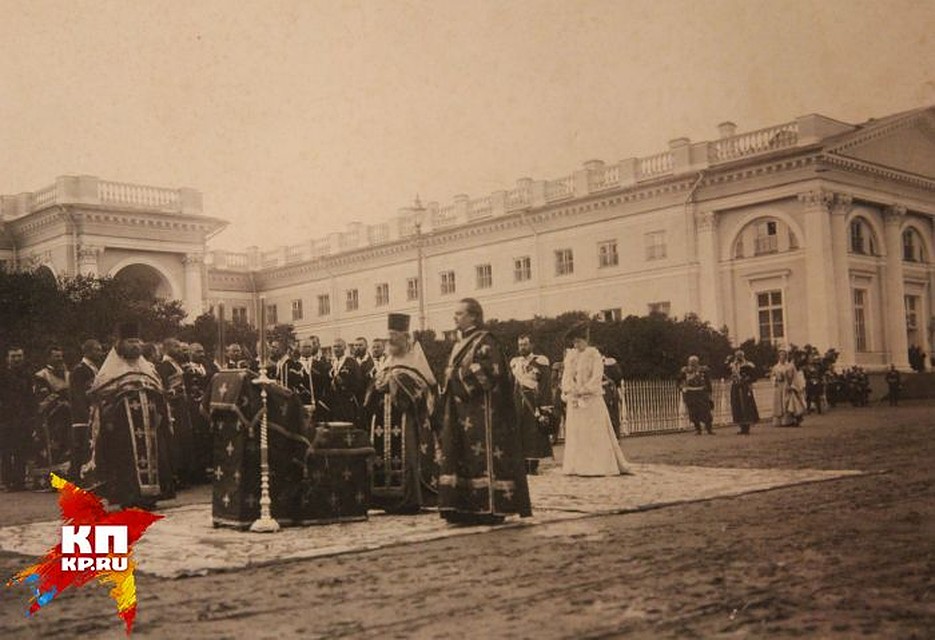 Николай II с супругой на молебне у Александровского дворца в Санкт-Петербурге. Фото: проект "Трагедия семьи... Трагедия Родины...", Свердловский областной краеведческий музей имени О.Е. Клера