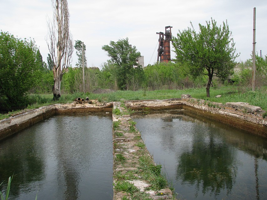 Отстойники «Юного коммунара», откуда шахтную воду еще недавно сбрасывали в реку Булавин Фото: Роман ПОБЕРЕЖНЮК