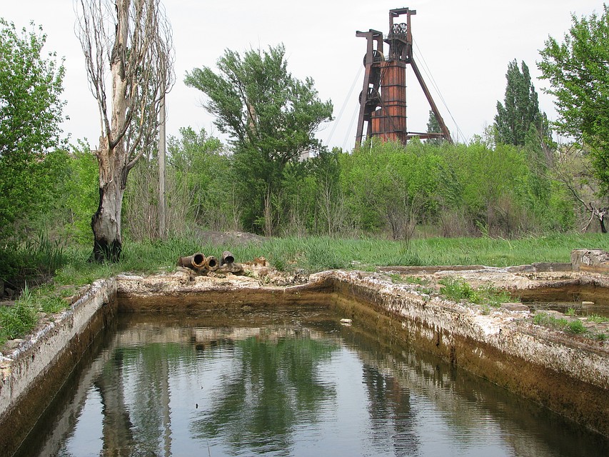 Отстойники «Юного коммунара», откуда шахтную воду еще недавно сбрасывали в реку Булавин Фото: Роман ПОБЕРЕЖНЮК