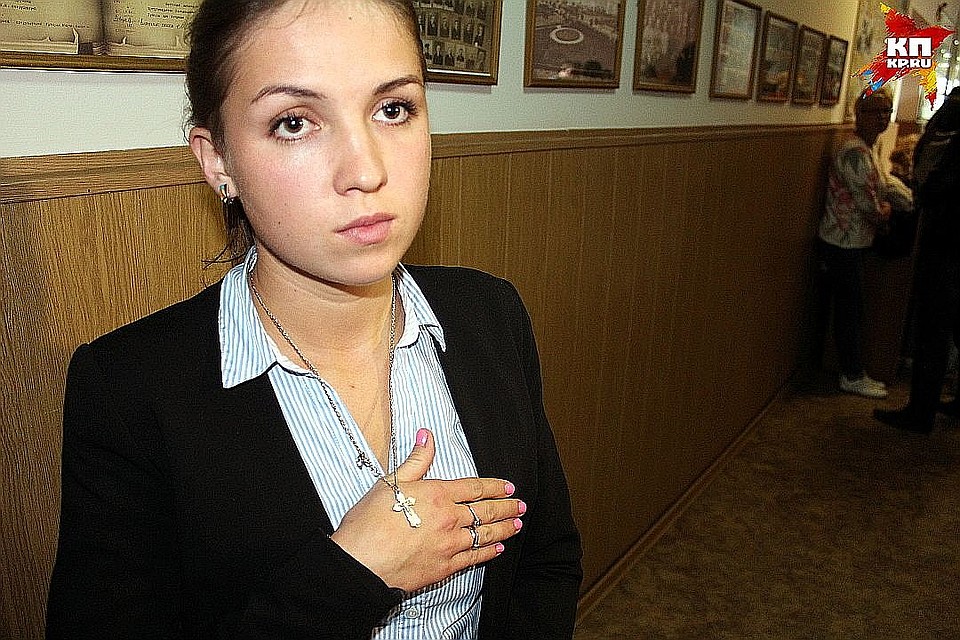 Выжившая девушка Марина Коныгина год спустя побывала на месте трагедии и привезла цветы Фото: Василий ХОДАРЕВ