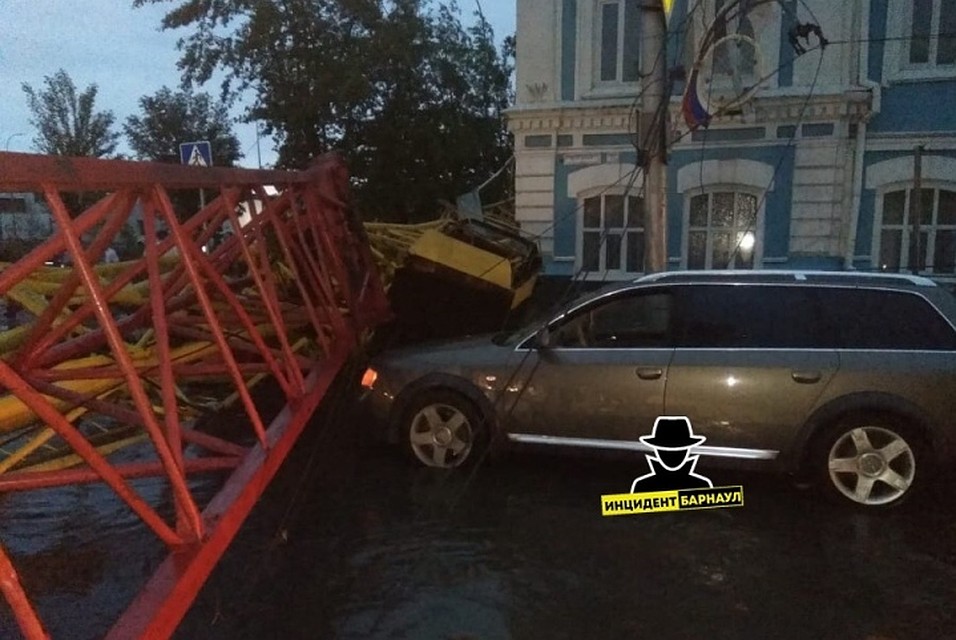 По словам очевидцев, погиб крановщик. Фото: со страницы vk.com/incident_brn