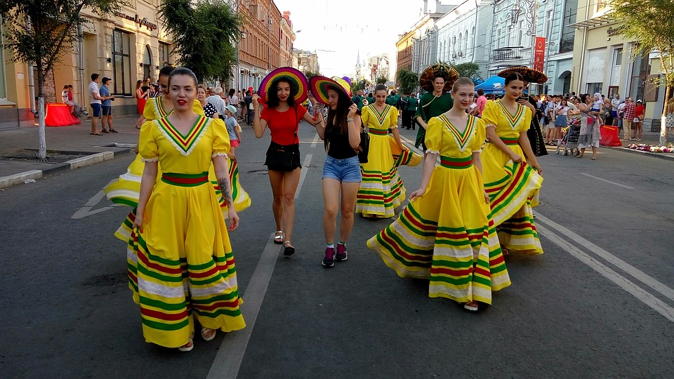 Девушки в ярких мексиканских платьях Фото: Антон ЧЕРЕПОК