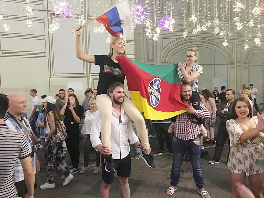 На Никольской праздник не прекращается ни днем, ни ночью. Фото: Роман ГОЛОВАНОВ