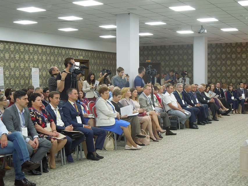 На пресс-конференции присутствовали представители власти, медицинской отрасли и бизнеса. Фото: Ирина КОВАЛЕВА.