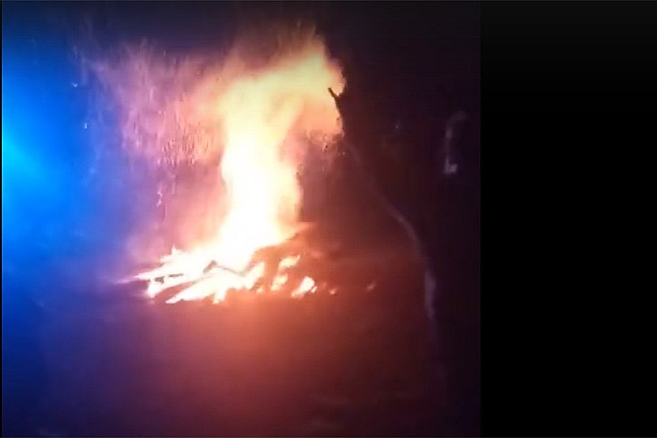 В Витебске на Купала пострадала девушка, она упала в костер. Фото: кадр из видео.