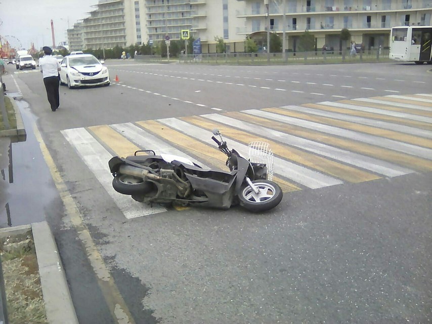 Дима на мопеде врезался в попутный автомобиль