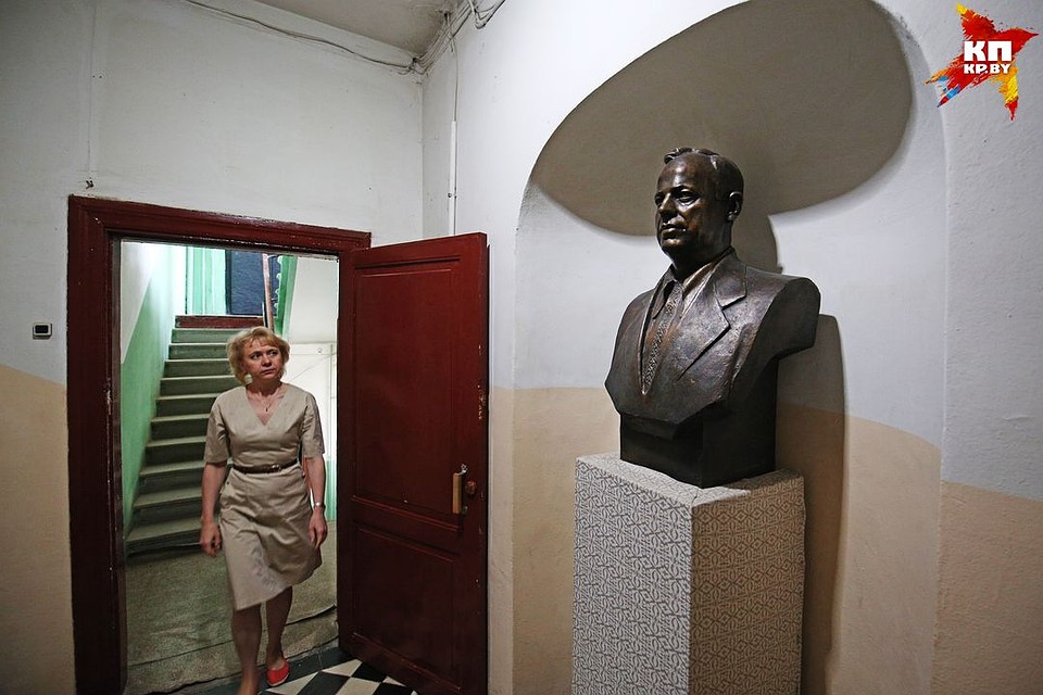 Наталья Мизон не только заведует музеем Петруся Бровки, но и организовала уборку в световом колодце дома. Фото: Павел МАРТИНЧИК