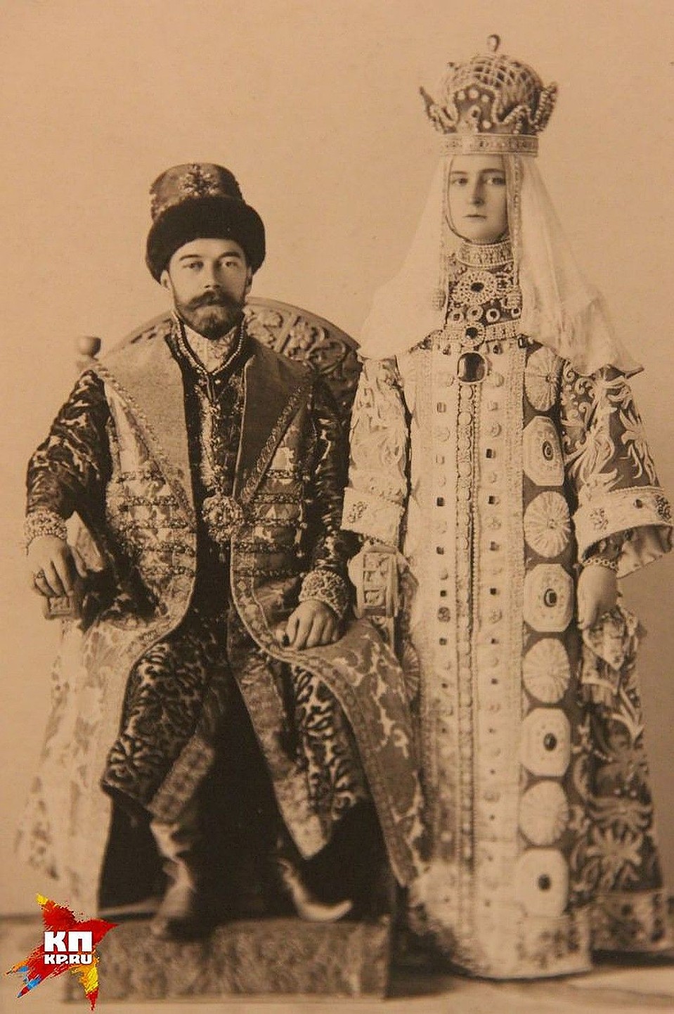 Николай II с супругой на костюмированном балу в Санкт-Петербурге в 1903 году. Фото: проект "Трагедия семьи... Трагедия Родины...", Свердловский областной краеведческий музей имени О.Е. Клера