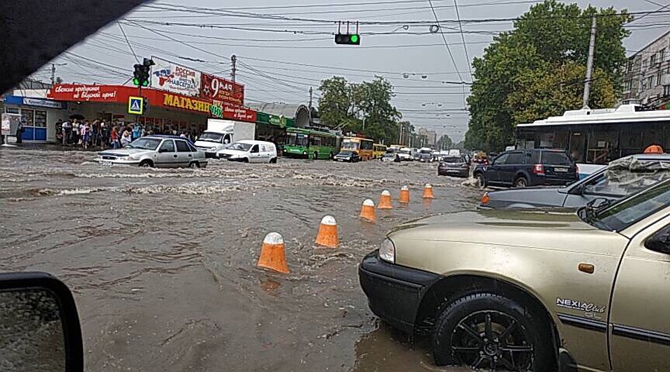 На железнодорожном вокзале Симферополя воды по щиколотку. Фото: Владимир Свиридонов