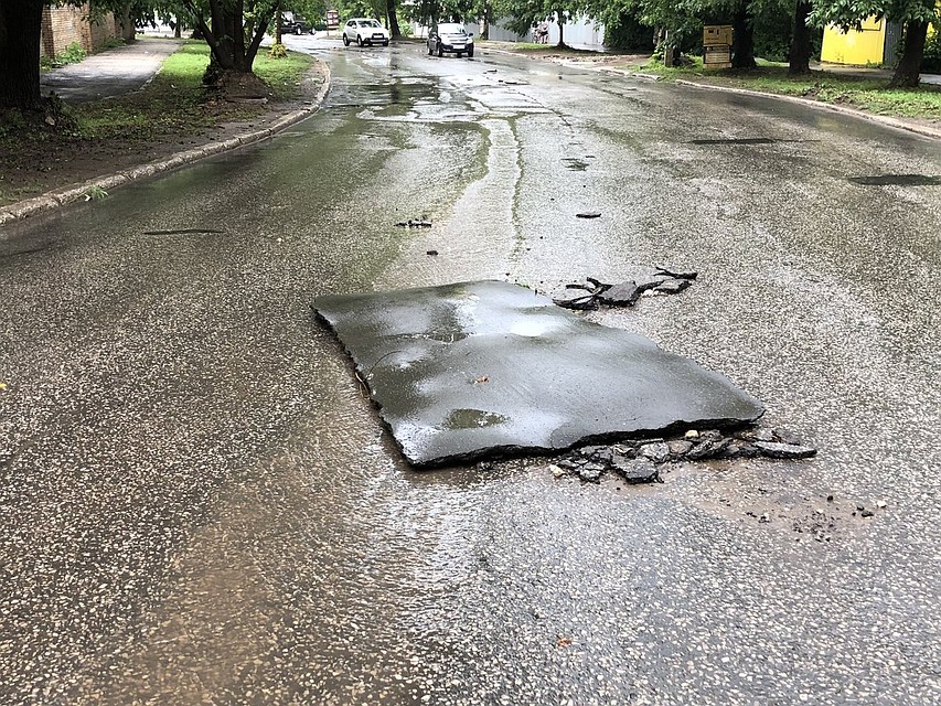 Бурный поток воды вырвал все заплатки Фото: Twitter.com