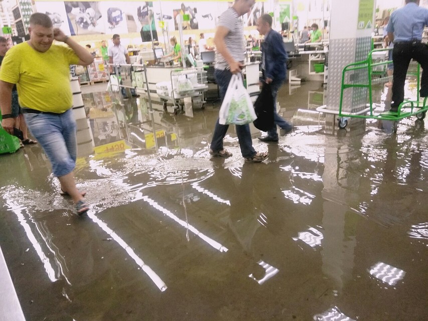 Вода дошла до касс Фото: vk.com