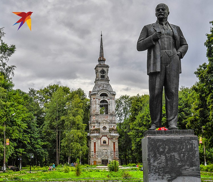 Парк в городе Осташков - Ильич и старая колокольня. Фото: Виктор ГУСЕЙНОВ