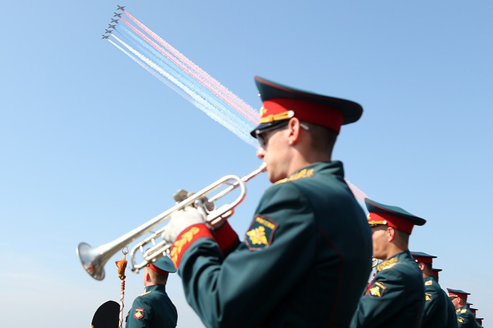В честь Дня ВМФ 2018 небо окрасили в российский триколор. Фото: Александр ГЛУЗ