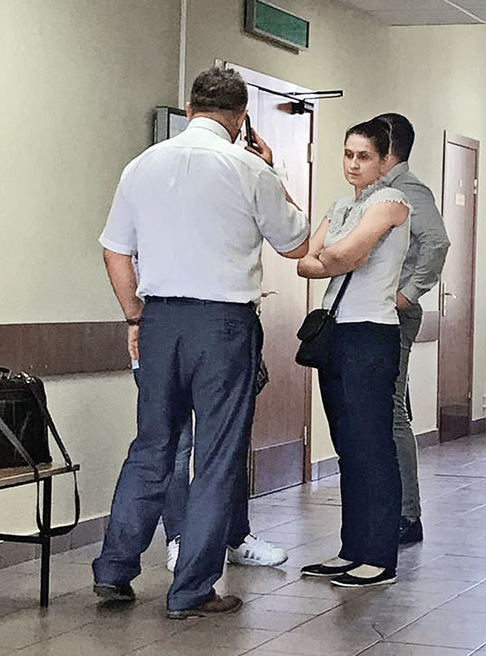 В суде, где решался вопрос об аресте девушек, их мама Аурелия держалась обособленно и общалась лишь с адвокатом. Фото: Дина КАРПИЦКАЯ