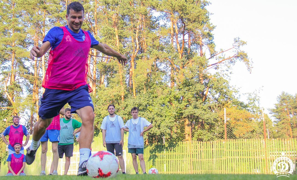 Сергей Омельянчук исполняет удар с "точки". Фото: ФК "Динамо Минск"
