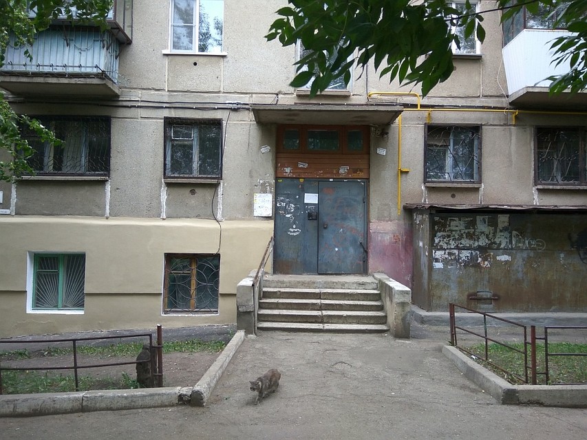 Дверь подъезда, в котором жила бабушка... Фото: Ульяна ШЕВЧЕНКО