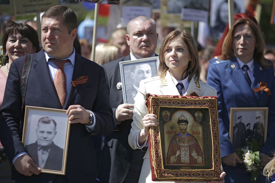Наталья Поклонская и её будущий муж Иван Соловьев на акции "Бессмертный полк", 2016 год. ФОТО Макс ВЕТРОВ/РИА Новости