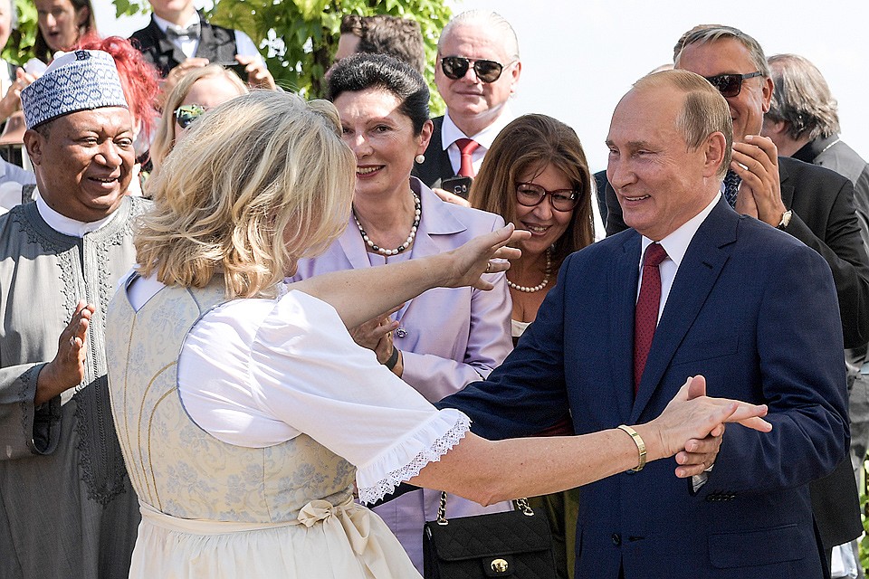 Президент России Владимир Путин и министр иностранных дел Австрии Карин Кнайсль танцуют на церемонии бракосочетания Карин Кнайсль и бизнесмена Вольфганга Майлингера. ФОТО Алексей Дружинин/пресс-служба президента РФ/ТАСС