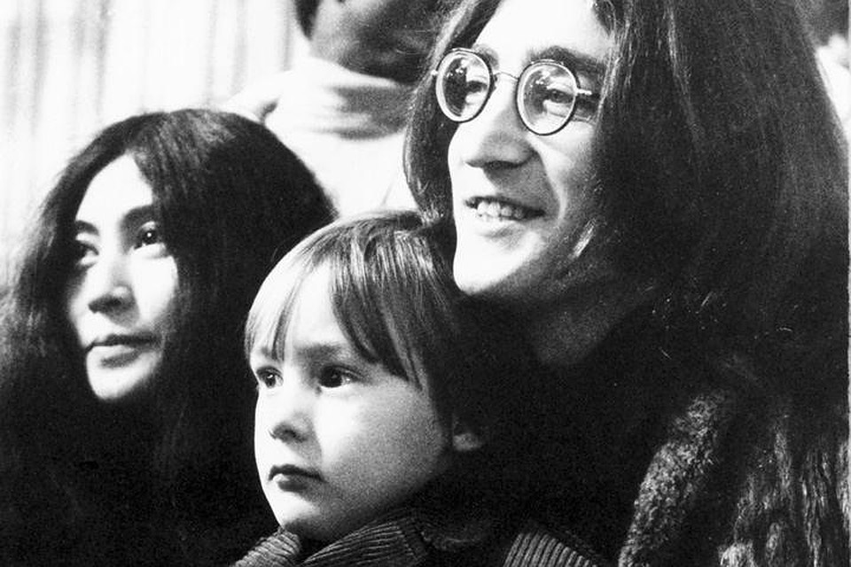 Джон Леннон с женой Йоко Оно и своим первым сыном, Джулианом, в 1969 году Фото: GLOBAL LOOK PRESS
