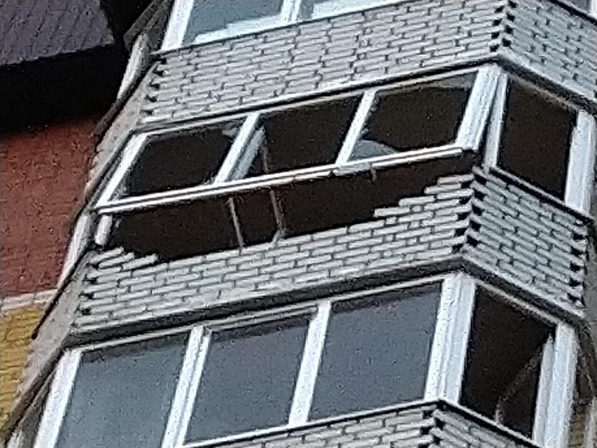 Ветром выдуло кирпичи и стекла, рама помята, но напор выдержала. Фото vk.com