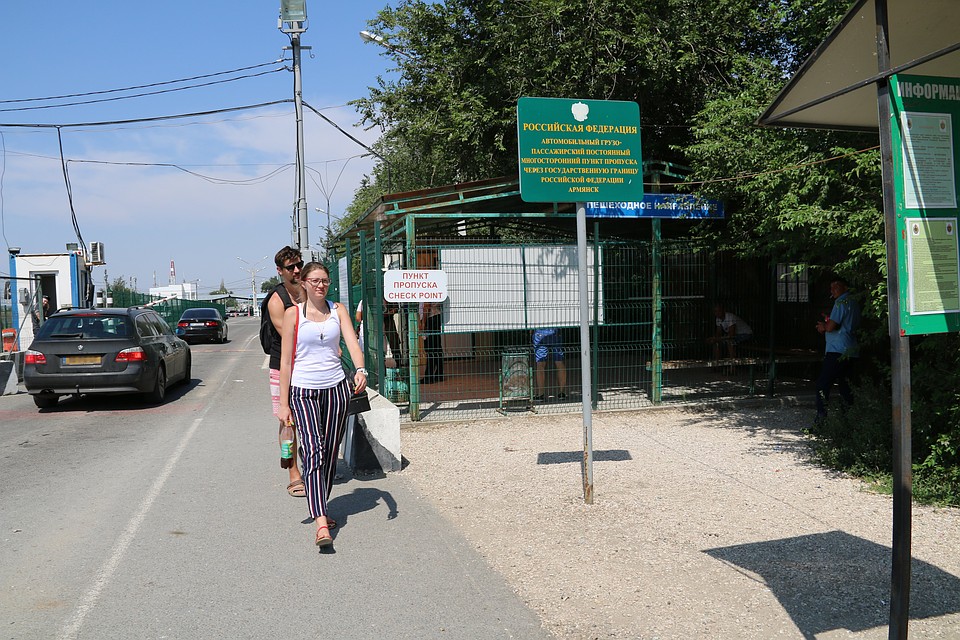 Поток украинских туристов в Крым не иссякает Фото: Анастасия ЖУКОВА