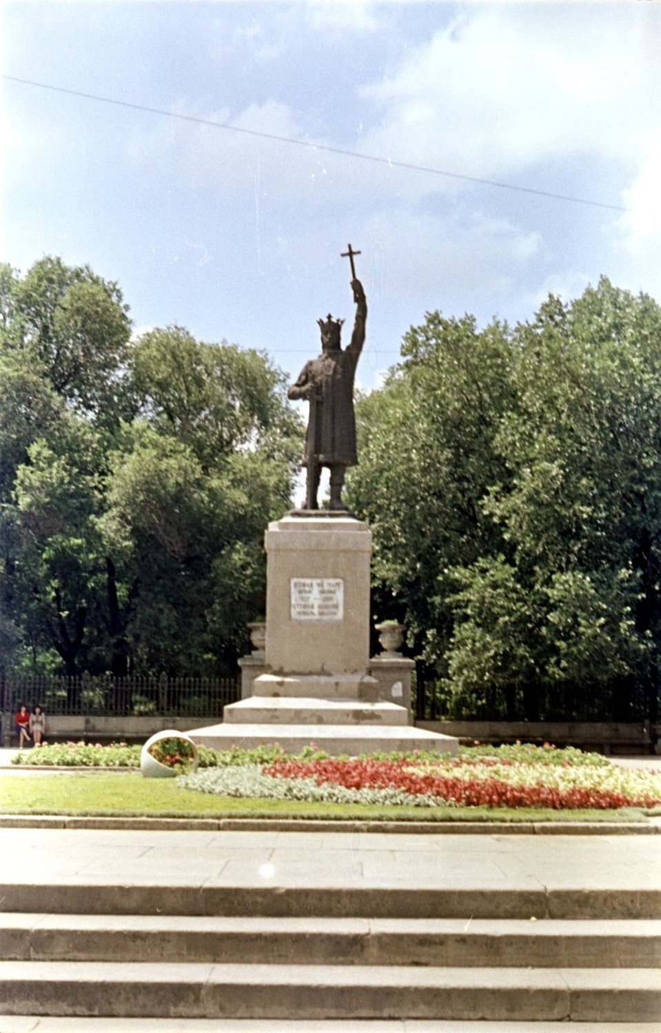 Памятник Штефану чел Маре