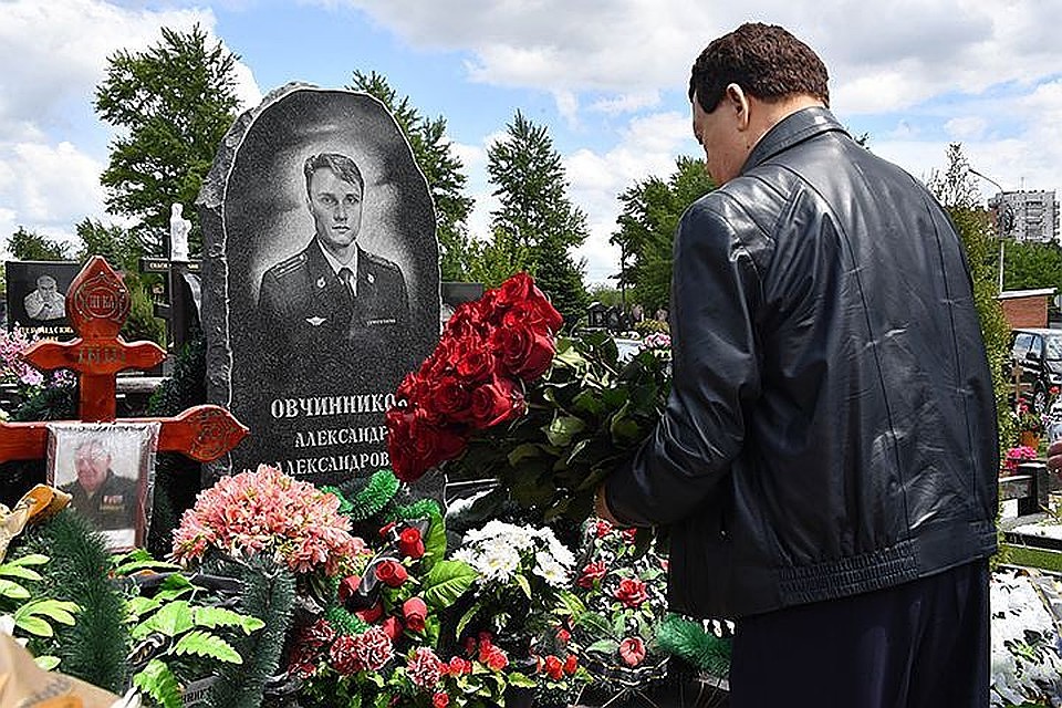 В мае прошлого года Иосиф Давыдович побывал на могиле своего старого боевого друга - генерал-полковника Александра Овчинникова Фото: Владимир ВЕЛЕНГУРИН