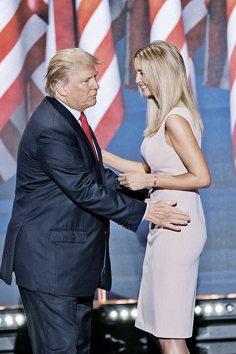 21 июля 2016 года Трамп благодарил любимую дочь Иванку за выступление во время его выдвижения в президенты. Если верить автору книги, то этот жест заставил всех присутствовавших чувствовать себя неловко. Фото: GLOBAL LOOK PRESS