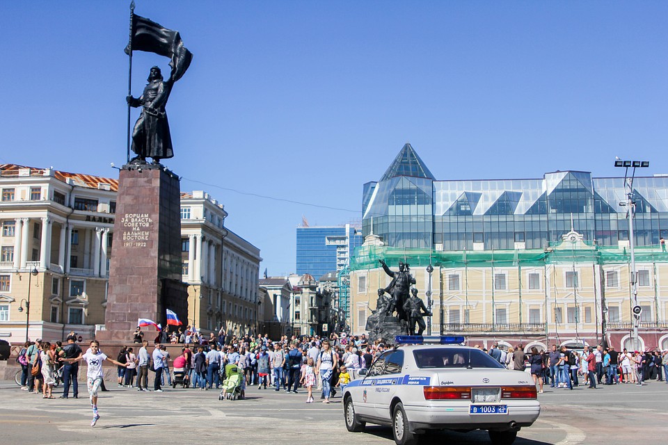 После фонтанов ребята через Арбат пошли на центральную площадь Фото: Александр ВАСИЛЬЕВ