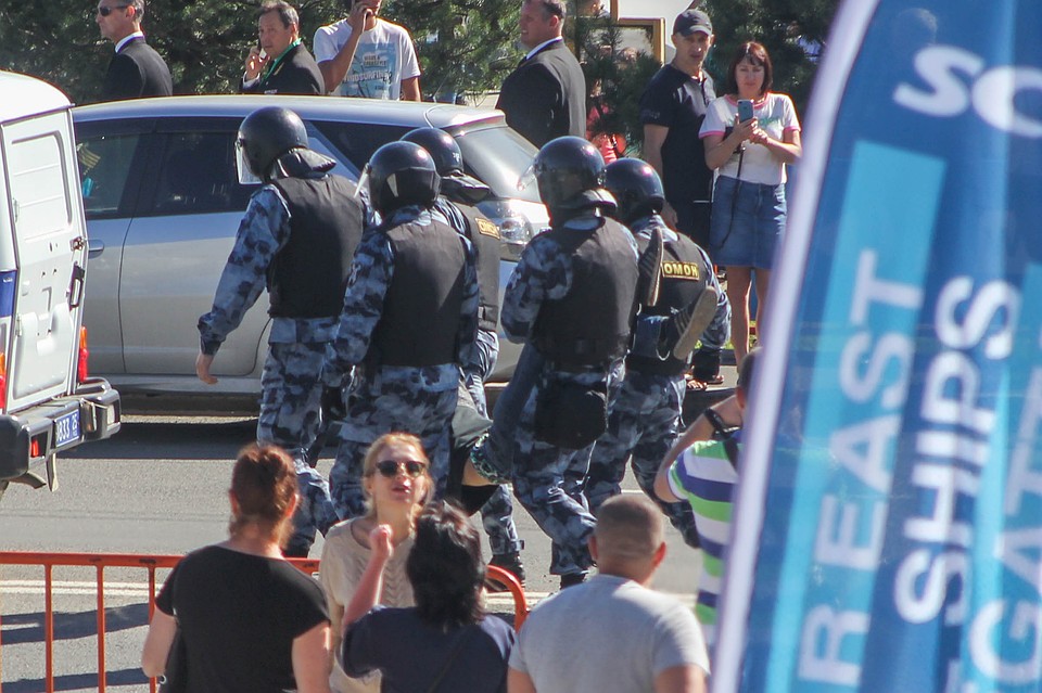 Одного человека выхватили прямо во время шествия и поместили в автозак Фото: Александр ВАСИЛЬЕВ