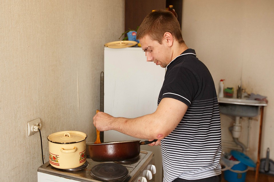 За время домашнего ареста Кирилл научился готовить Фото: Александр ГЛУЗ