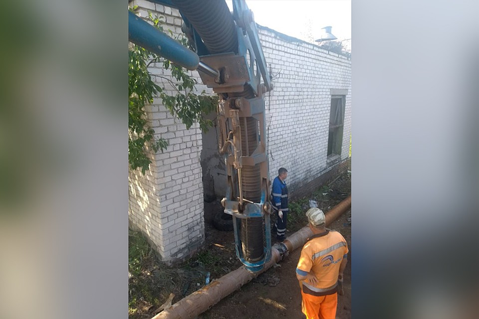Волонтеры с помощью вакуумного экскаватора откачали все содержимое резервуаров Фото: СОЦСЕТИ