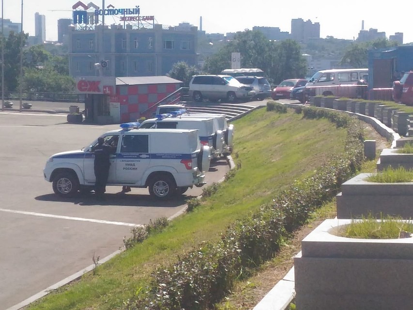 На главную площадь Владивостока стянули силы полиции и Росгвардии Фото: Александр ВАСИЛЬЕВ