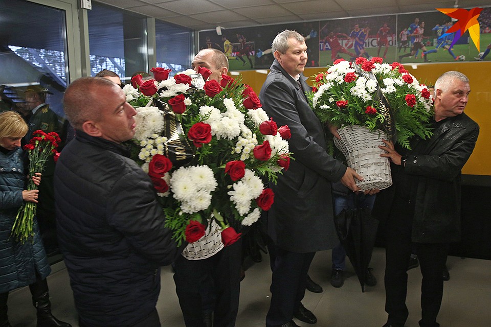Цветы от болельщиков. Фото: Павел МАРТИНЧИК