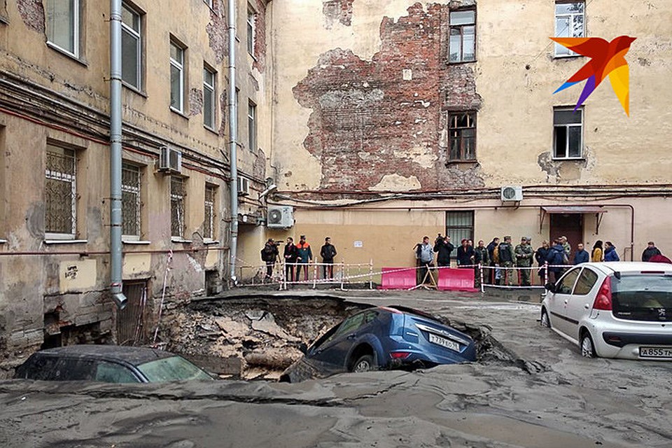 Прорыв трубы с кипятком в Петербурге: сотрудники МЧС выясняют, были ли открыты эвакуационные выходы в кафе, где погибли люди Фото: Артем Килькин