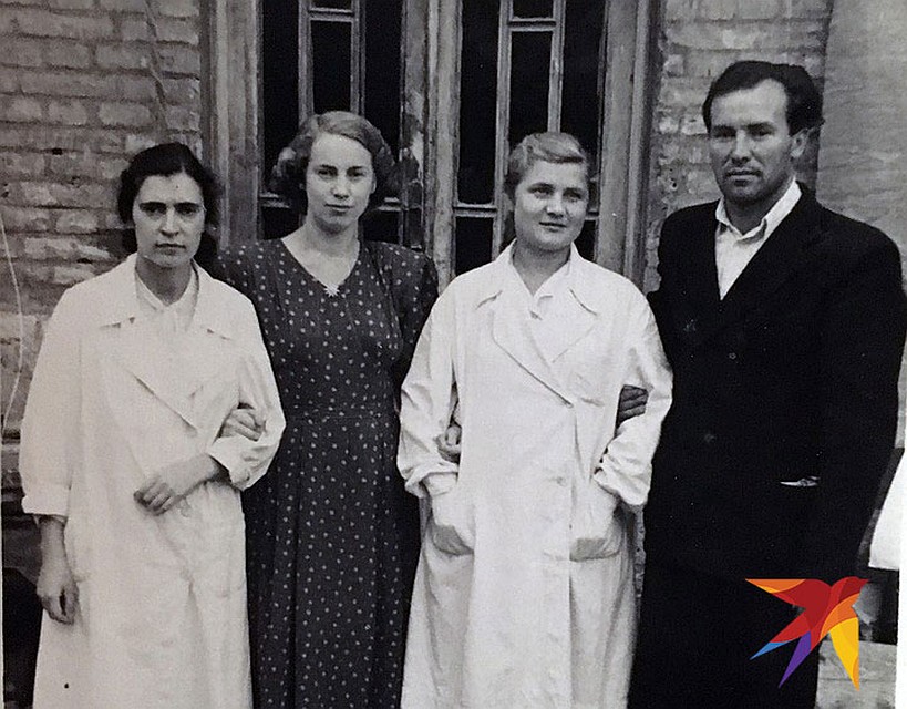 Июнь 1952 года. Во дворе Пятигорского фарминститута. Июнь 1952 года. Во дворе Пятигорского фарминститута.