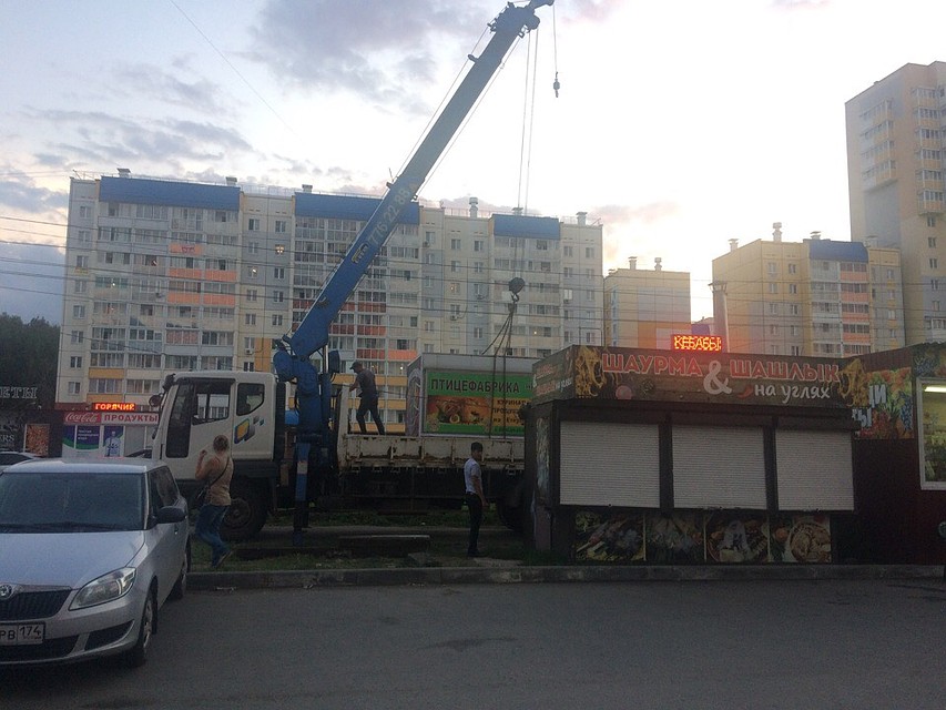 В 55 микрорайоне появились целые торговые ряды из киосков. Фото: Юлия Савосина