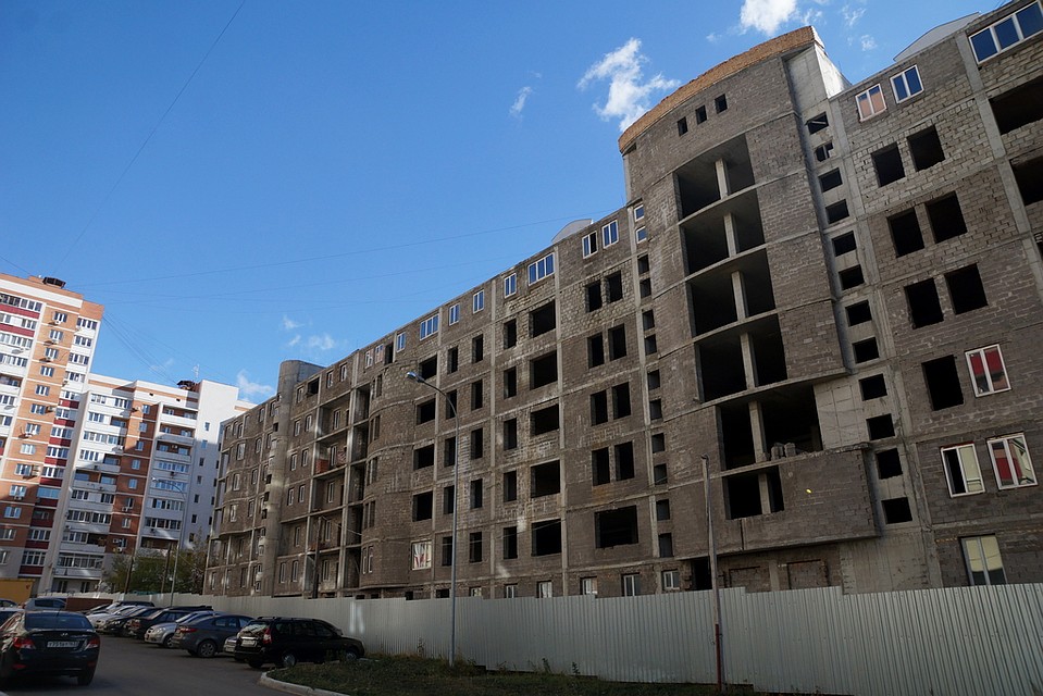 А вот этот недоделанный дом находится на Карла Маркса Фото: Светлана МАКОВЕЕВА
