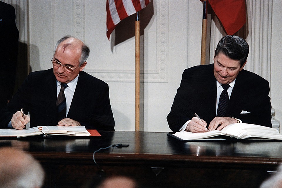 Договор этот был подписан между СССР и США в еще в 1987 году Горбачевым и Рейганом Фото: EAST NEWS