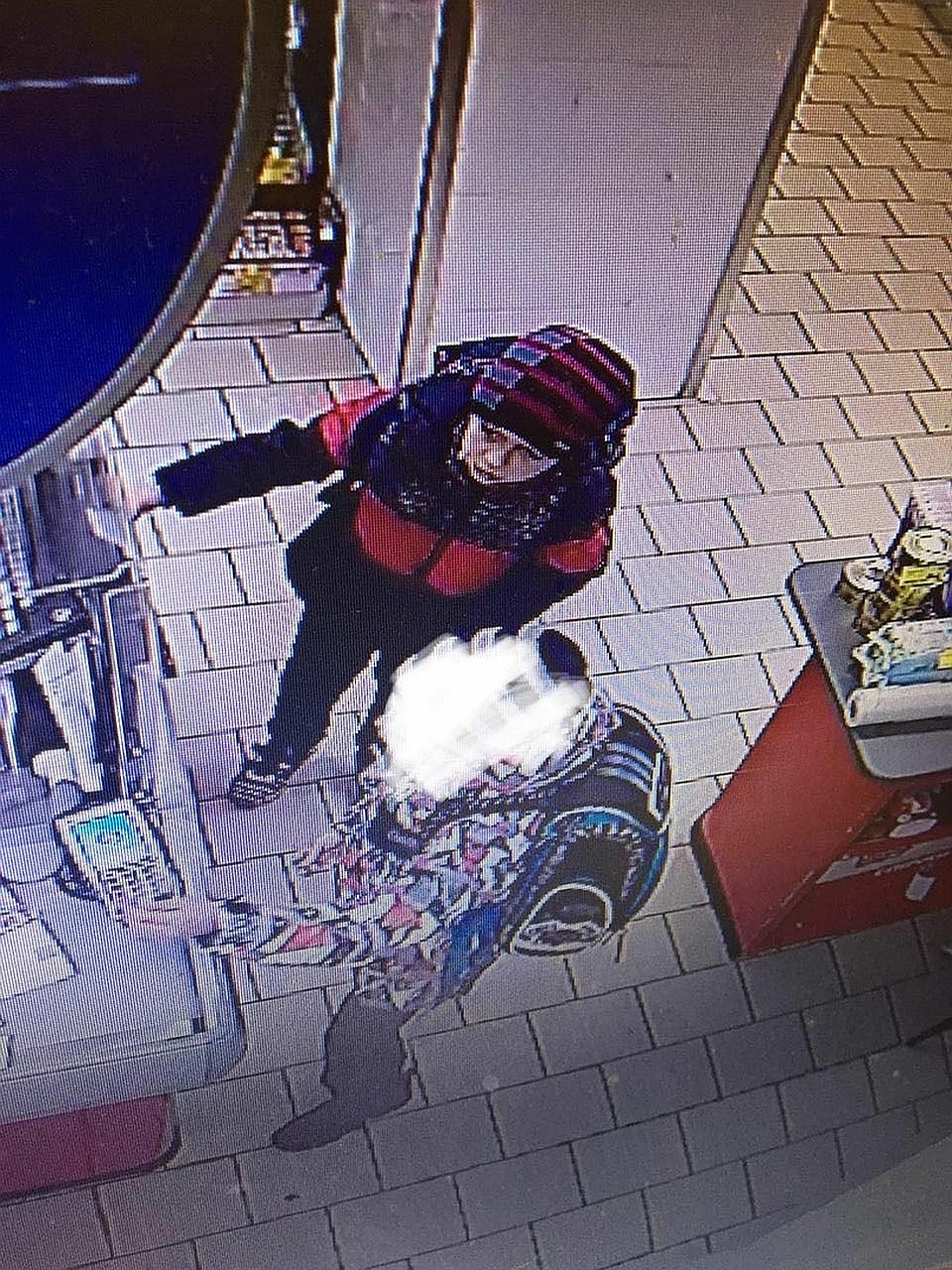 По дороге домой мальчик зашел в магазин Фото: УМВД России по Курской области.