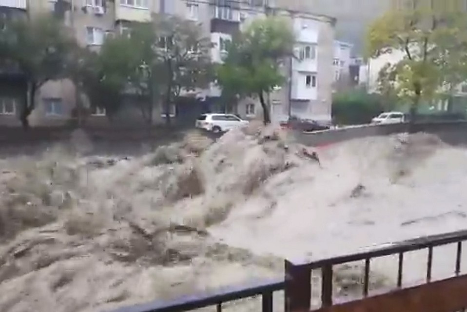 После ливня взбунтовалась река Паук в Туапсе.