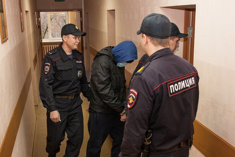 Обвиняемый во время судебных заседаний не снимает маски. Фото: Николай ОБЕРЕМЧЕНКО