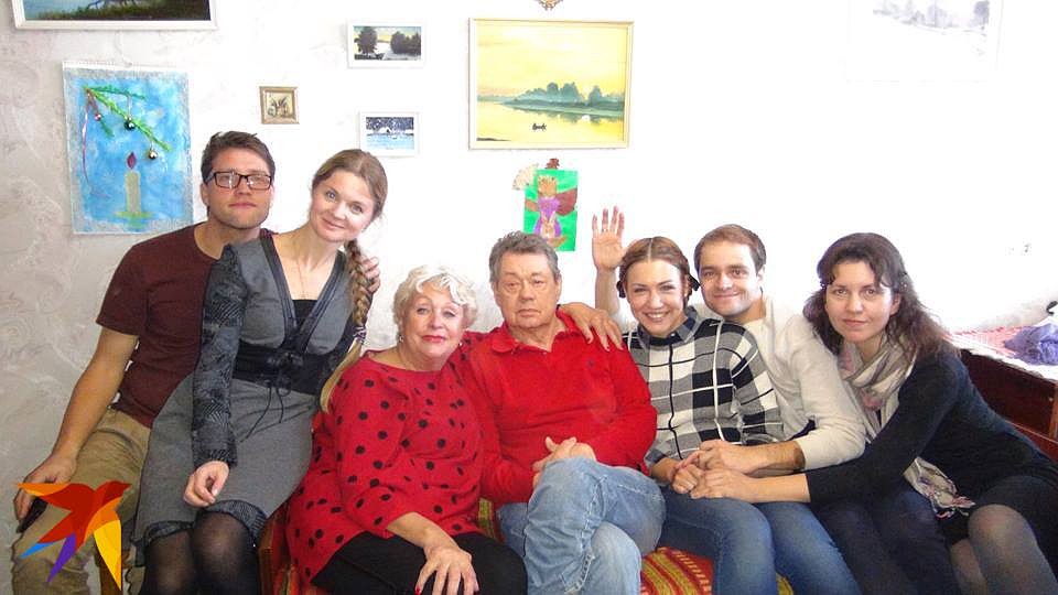 Александра Бутор (первая справа) и молодые актеры "Белых Росс. Возвращение" снялись с Николаем Караченцовым и его супругой Людмилой Поргиной после съемок одной из самых трогательных сцен фильма. Фото: Архив Александры Бутор