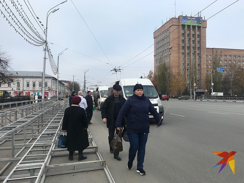 Водители маршруток и коммерческих автобусов по старинке продолжают останавливаться на старом месте. Фото: Константин МОГИЛИН