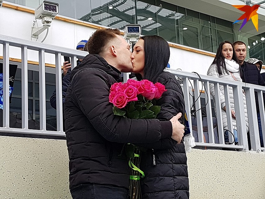 Оксана согласилась под бурные аплодисменты болельщиков. Фото: Екатерина СИМОХИНА