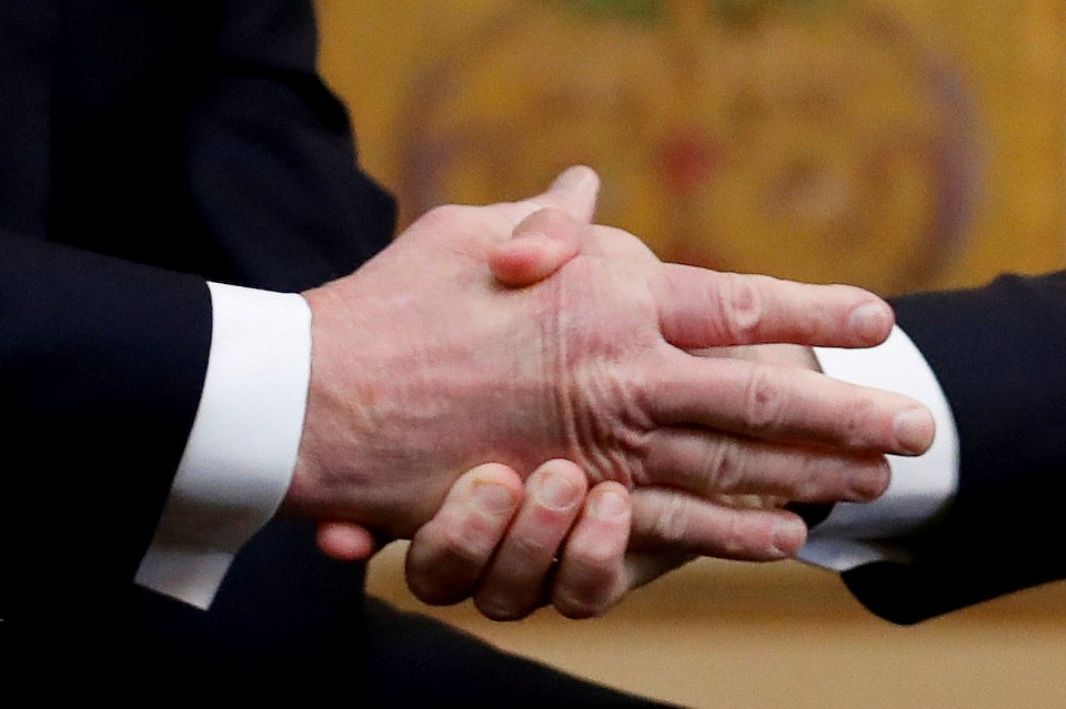 Длительные рукопожатия Трампа и Макрона уже давно превратились в мем Фото: REUTERS